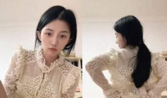 엉덩이를 드러낸 소녀