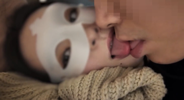 단칸방에서 찍은 포르노 판매하는 커플